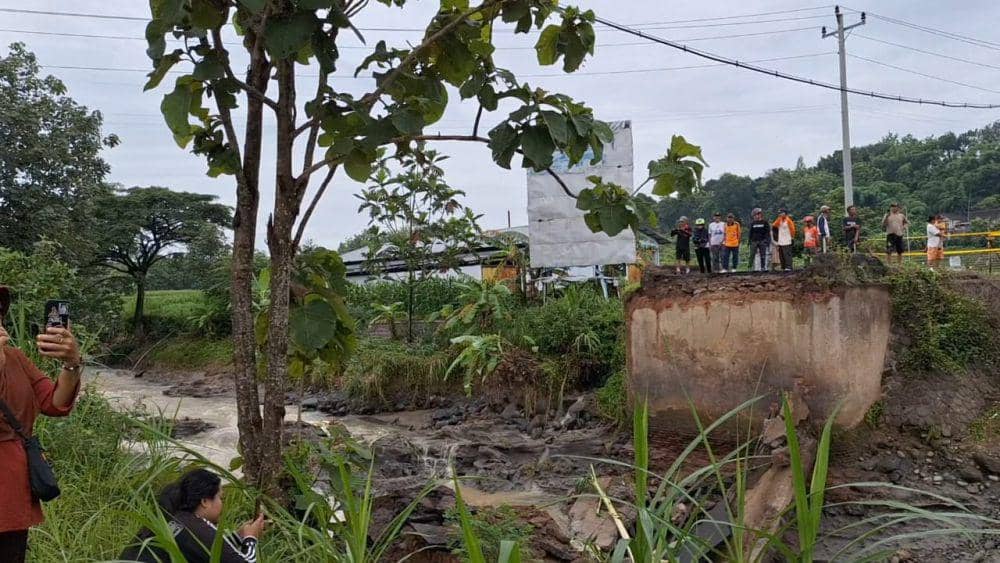 Diterjang Banjir, 3 Rumah Hancur dan Jembatan Putus di Ngawi