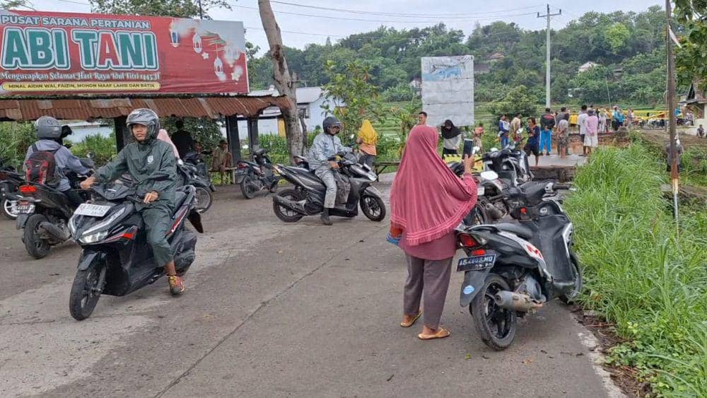 Jembatan di Desa Jambean, Kecamatan Sambirejo, Sragen juga putus diterjang banjir. IDN Times/ Riyanto.