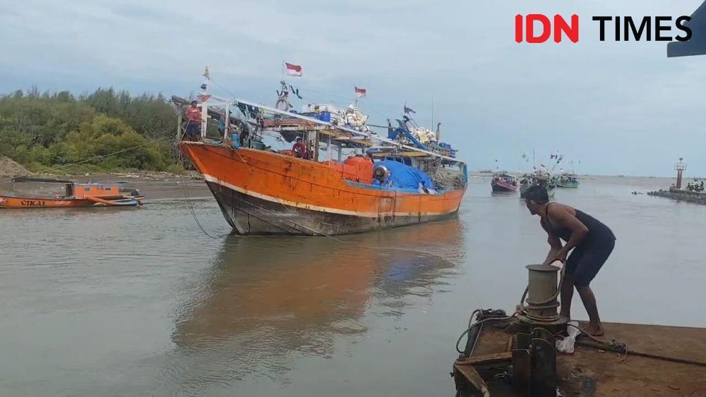 Gelombang Tinggi, Nelayan Indramayu Sandarkan Perahu