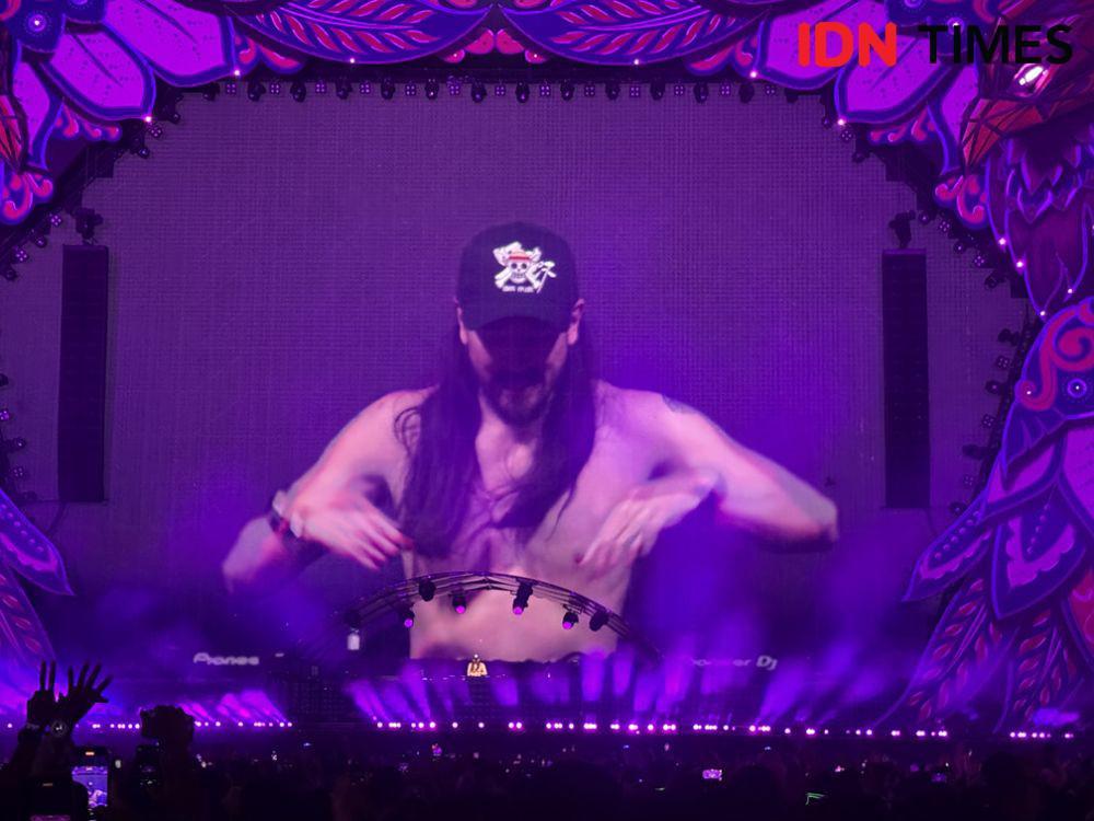 Steve Aoki mengenakan topi One Piece di DWP 24 (Dok. IDN Times/Aditya Mustaqim)