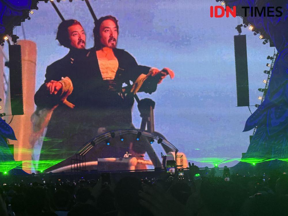 Steve Aoki tampilkan scene dalam film Titanic (Sumber : IDN Times/Aditya Mustaqim)