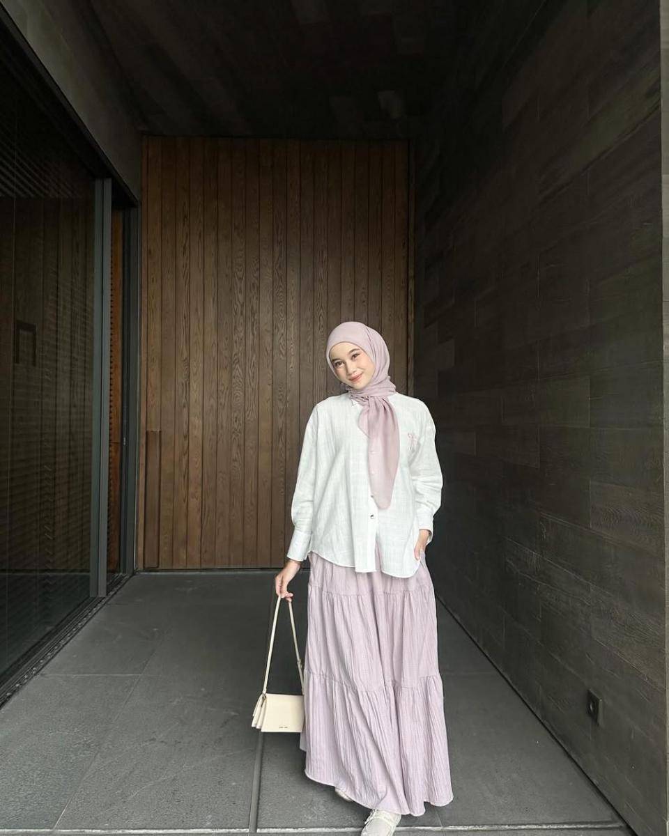 mix and match kemeja dan rok untuk kuliah ala Ravira Naila Khansa (instagram.com/ravalsaa)