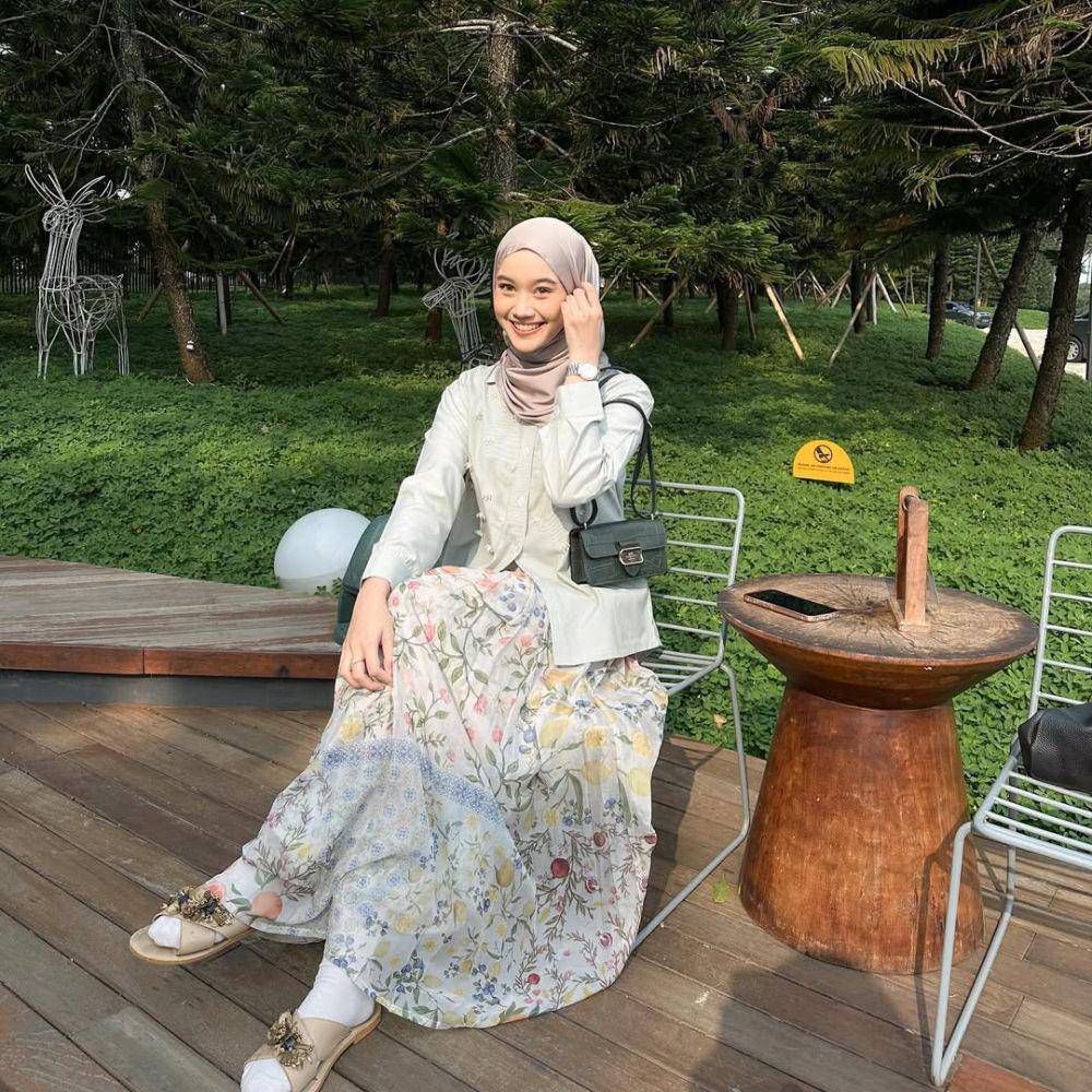 mix and match kemeja dan rok untuk kuliah ala Ravira Naila Khansa (instagram.com/ravalsaa)