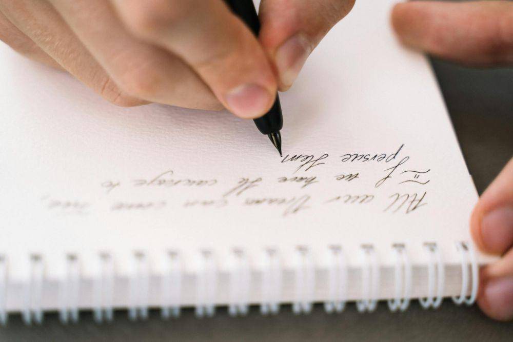 ilustrasi menulis di kertas (pexels.com/Anna Tarazevich)