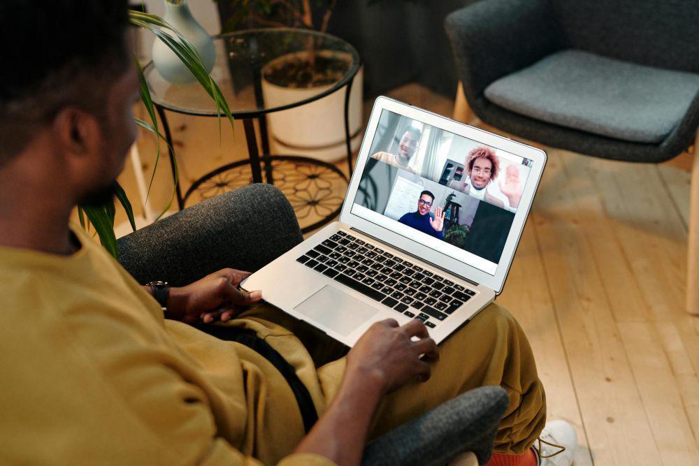 ilustrasi video call (pexels.com/Diva Plavalaguna)