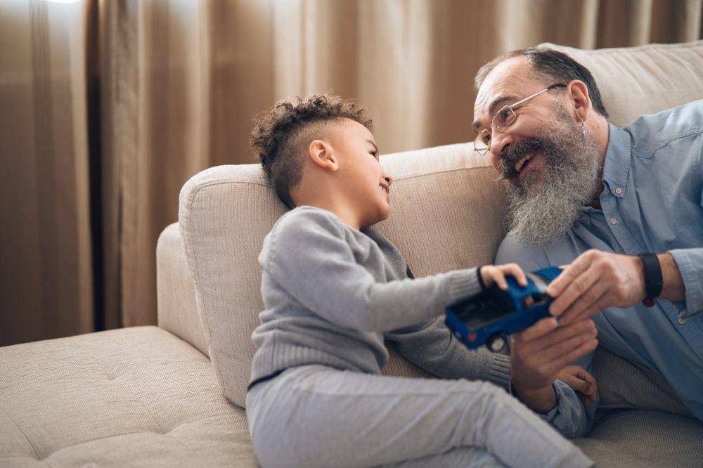 ilustrasi ayah dan anak (pexels.com/Mikhail Nilov)