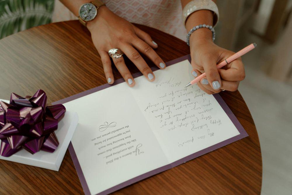 5 Tips Membuat Surat Cinta yang Menyentuh Hati di Hari Ibu