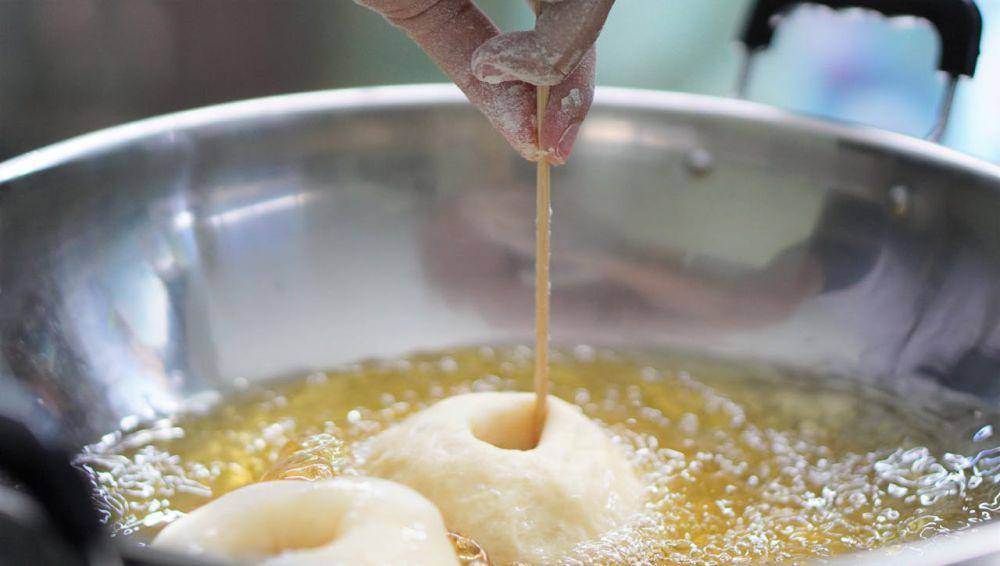 ilustrasi proses menggoreng donat (pexels.com/ria kochi)