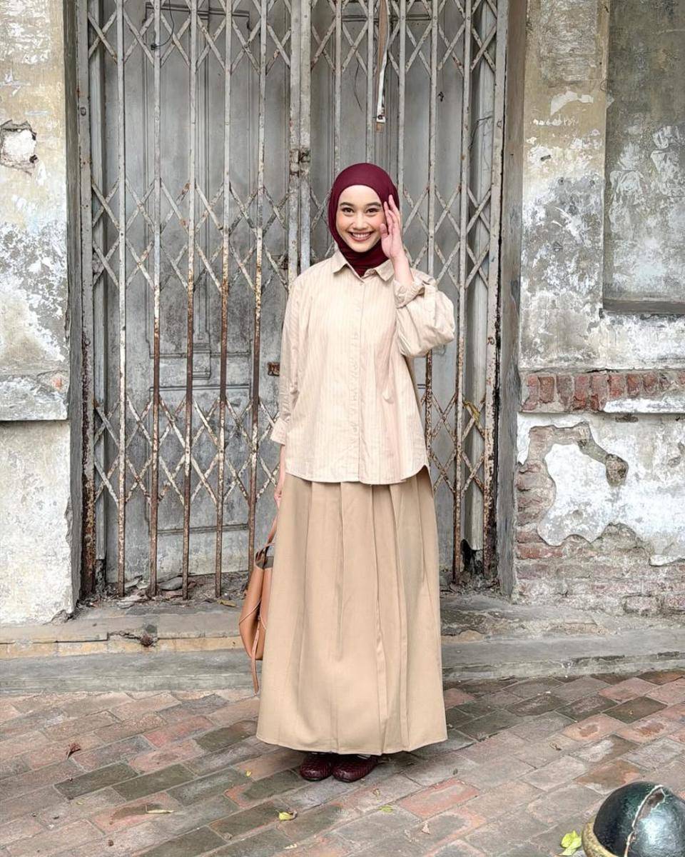 mix and match kemeja dan rok untuk kuliah ala Ravira Naila Khansa (instagram.com/ravalsaa)