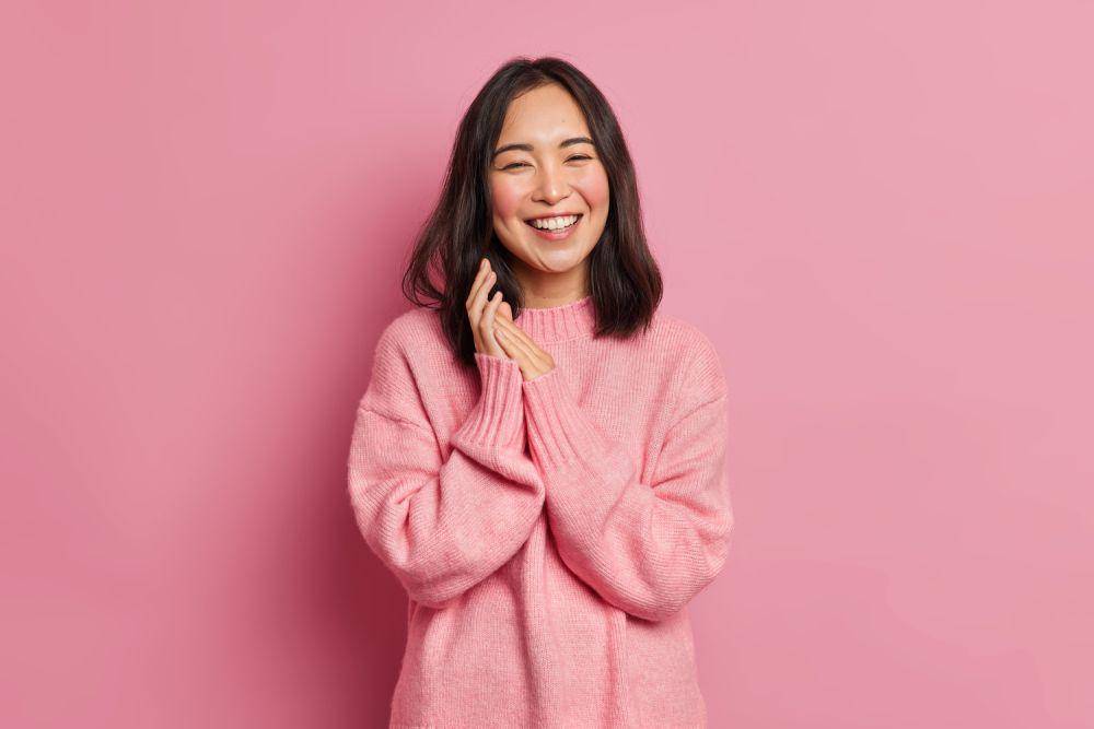 ilustrasi seorang wanita sedang tersenyum. (freepik.com/wayhomestudio)