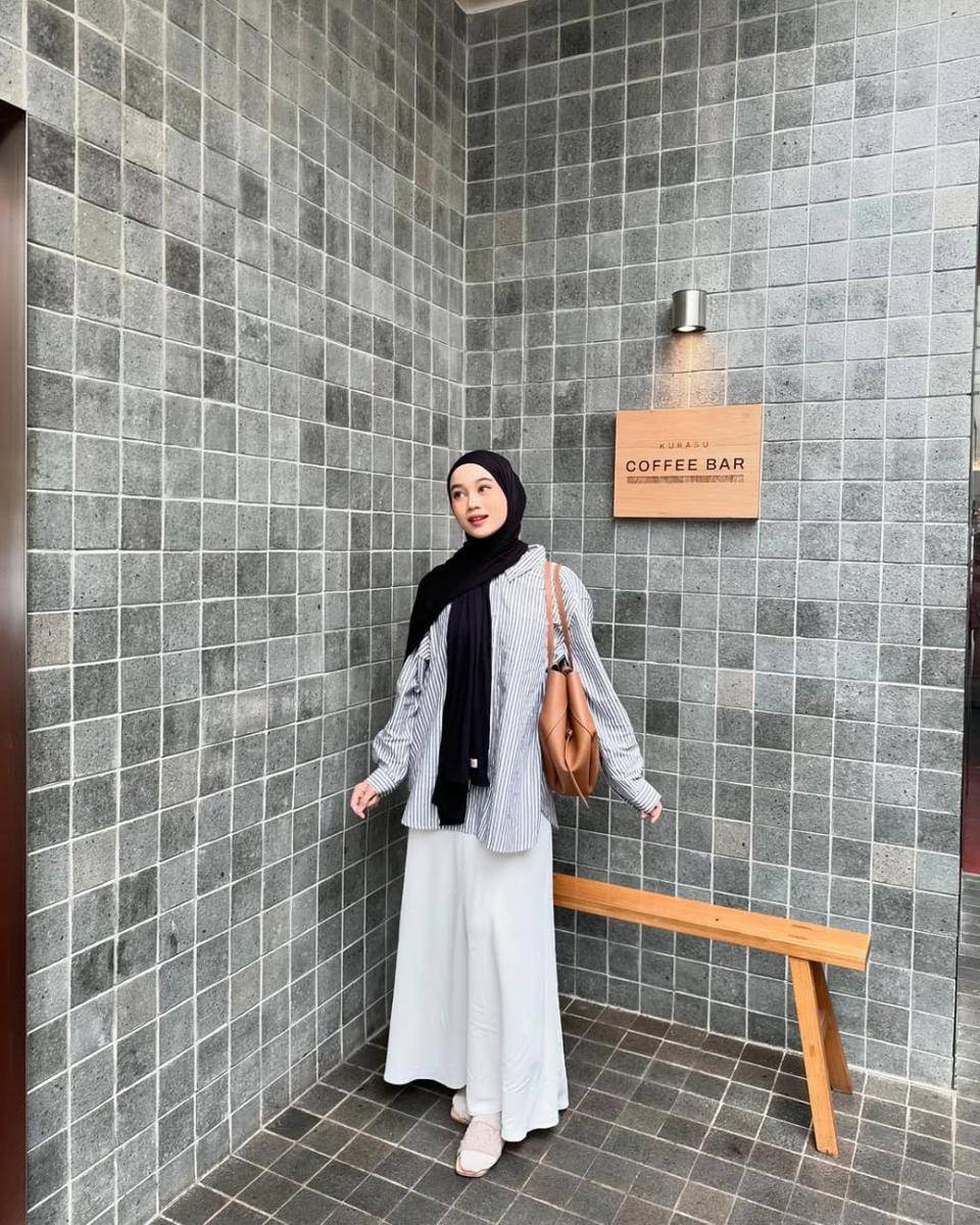 mix and match kemeja dan rok untuk kuliah ala Ravira Naila Khansa (instagram.com/ravalsaa)