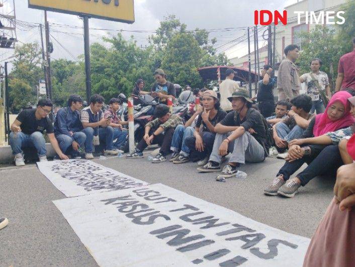 Massa aksi desak Polrestabes Medan segera ungkap pelaku pemerkosaan (IDN Times/Eko Agus Herianto)