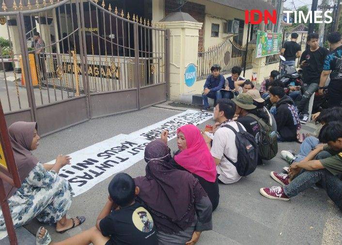 Keluarga korban pemerkosaan dan massa aksi datangi Polrestabes Medan (IDN Times/Eko Agus Herianto)