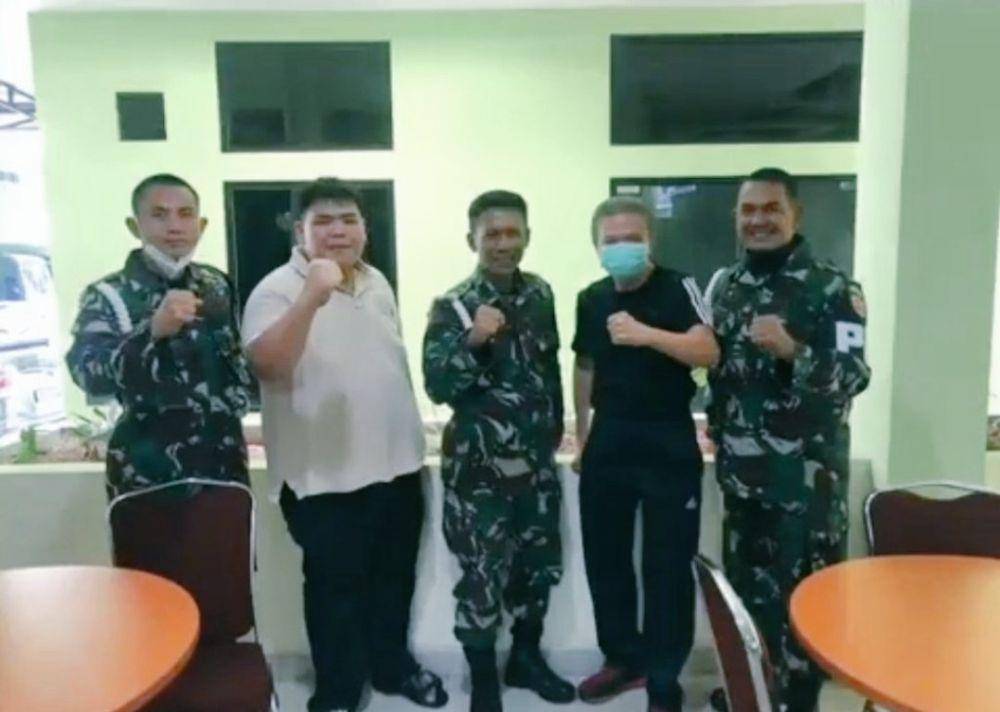 Anak bos tukang roti di Cakung, George Halim ketika berfoto dengan personel Polisi Militer TNI AD. (Dokumentasi Istimewa)