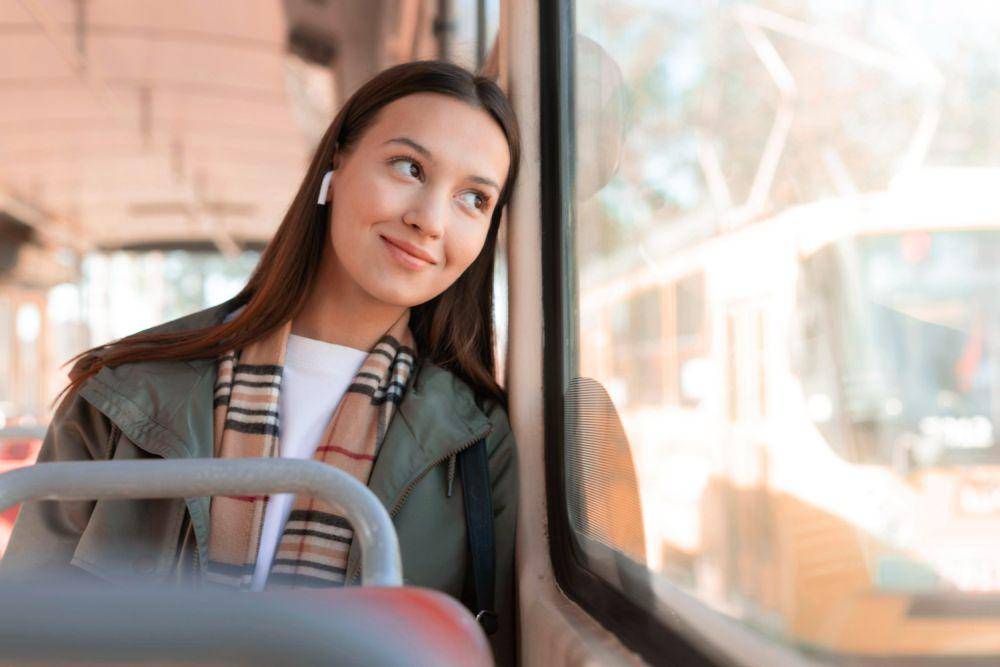 ilustrasi seorang wanita sedang di bus. (freepik.com/freepik)