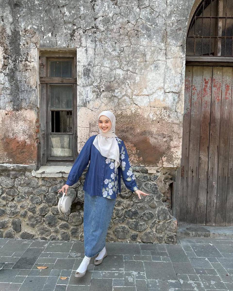 mix and match kemeja dan rok untuk kuliah ala Ravira Naila Khansa (instagram.com/ravalsaa)