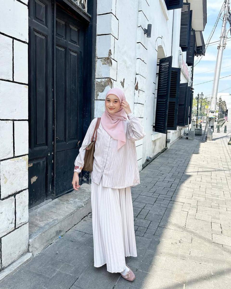 mix and match kemeja dan rok untuk kuliah ala Ravira Naila Khansa (instagram.com/ravalsaa)