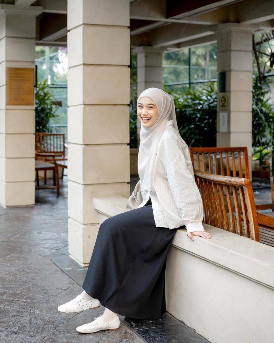 mix and match kemeja dan rok untuk kuliah ala Ravira Naila Khansa (instagram.com/ravalsaa)