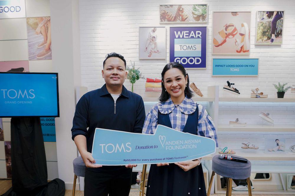 Donasi sambil Gaya, Langkah Kebaikan TOMS dengan Andien Aisyah