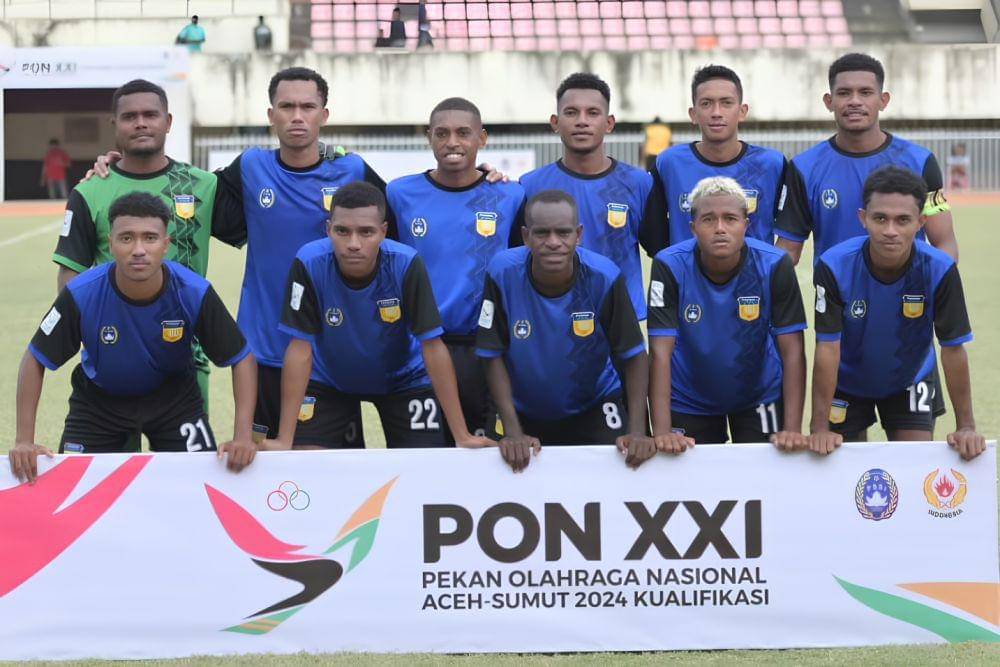 Pemain baru PSM Makassar, Karel Ridzald (berdiri, tiga dari kiri) saat memperkuat Tim Sepak Bola Putra Papua dalam Pra-PON XXI Aceh-Sumatera Utara pada Oktober 2023. (Instagram.com/kareliek00_)