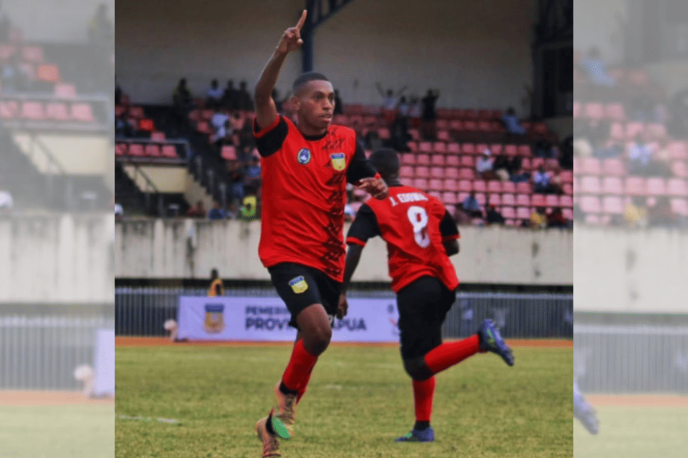 Pemain baru PSM Makassar, Karel Ridzald, saat tampil bersama Tim Sepak Bola Putra Papua dalam Pra-PON XXI Aceh-Sumatera Utara pada Oktober 2023. (Instagram.com/kareliek00_)