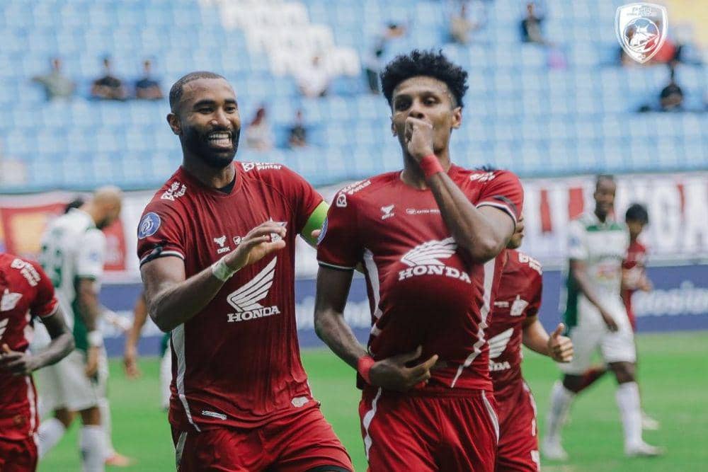 Dua pemain PSM Makassar, Yuran Fernandes (kiri) dan Aloisio Soares (kanan), saat merayakan gol ke gawang PSS Sleman dalam laga pekan ke-14 BRI Liga 1 2024/25 yang berlangsung di Stadion Batakan Balikpapan, 13 Desember 2024. (Instagram.com/psm_makassar)