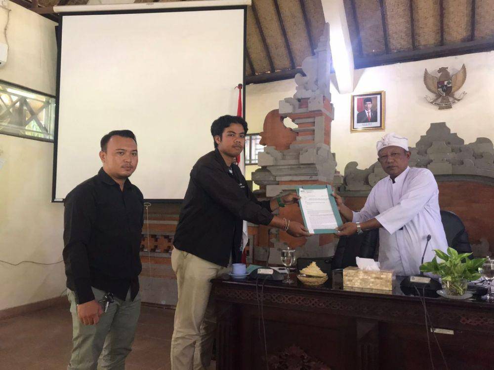 WALHI Bali dan Frontier Bali menyerahkan surat tanggapan terkait rencana pengerukan pasir pantai di Bali kepada DKLH Bali. (Dok. WALHI Bali)