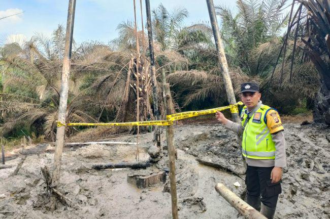 Polisi mengamankan lokasi sumur minyak terbakar di Muba. (Dok. Polres Muba)