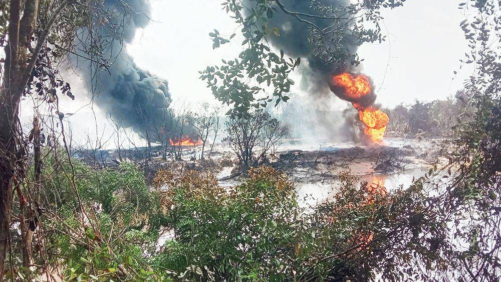 Sumur  minyak illegal di Dusun IV Parung, dekat rawa Sungai Dawas, Sungai Lilin kembali meledak dan terbakar. (Dok. Polres Muba)