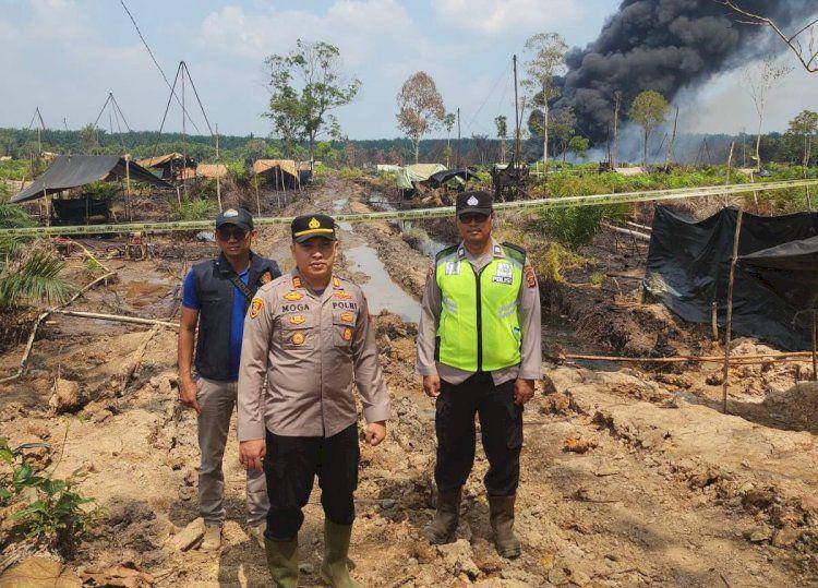 Petugas mendatangi sumur minyak ilegal terbakar di Desa Srigunung. (Dok. Polres Muba)