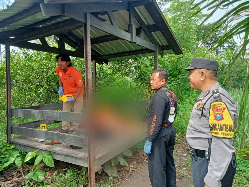 Evakuasi jenazah di gubuk persawahan Kepanjen. (Dok. Humas Polres Malang)