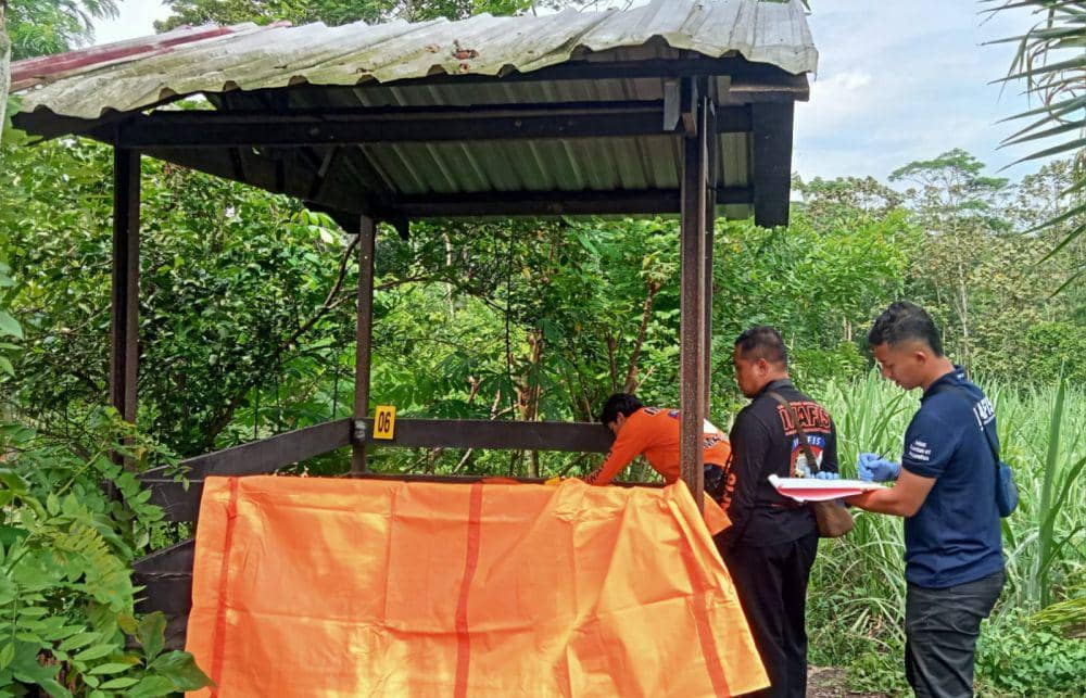 Evakuasi jenazah di gubuk persawahan Kepanjen. (Dok. Humas Polres Malang)