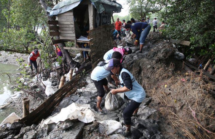 Tanggul Darurat di Greges Dibangun untuk Halau Banjir Rob