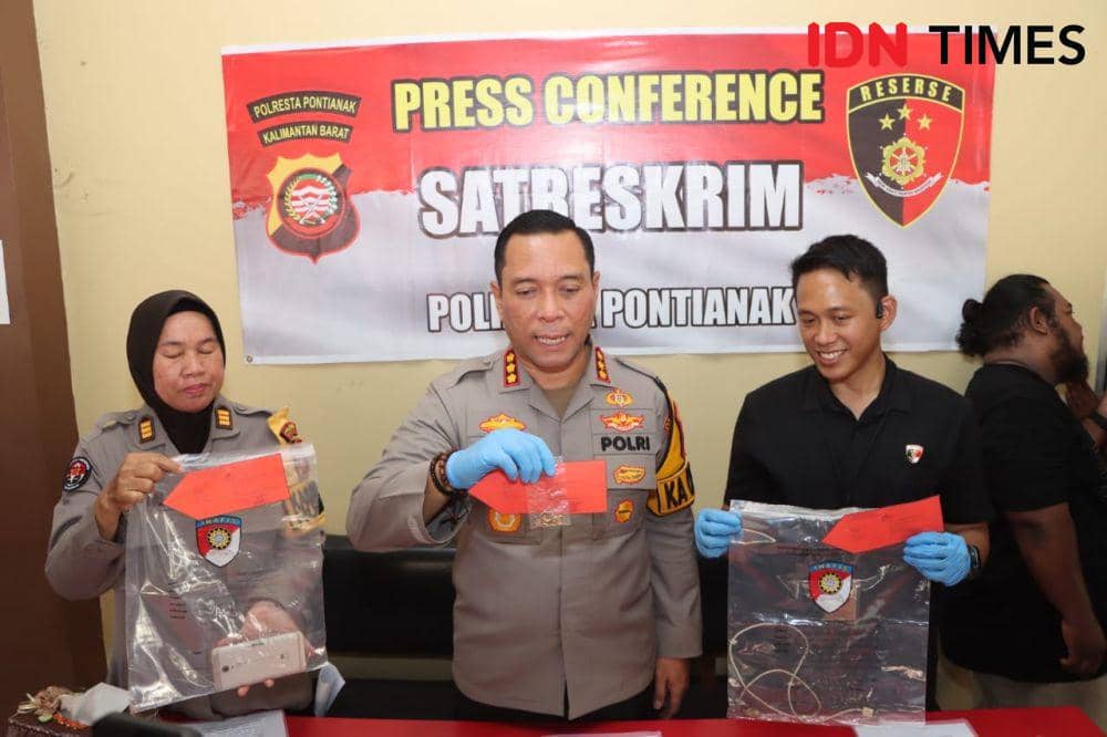 Polresta Pontianak menampilkan barang bukti pembunuhan wanita asal Yogya. (IDN Times/Polresta Pontianak).