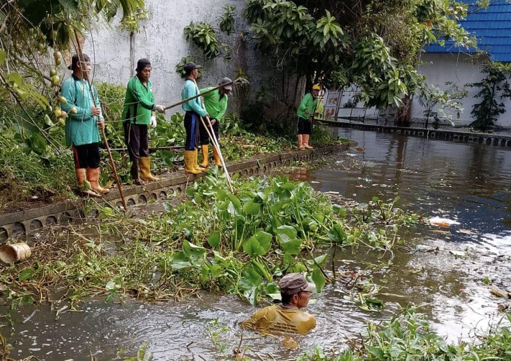 Menbersihkan sumbatan drainase dan sungai penyebab banjir.