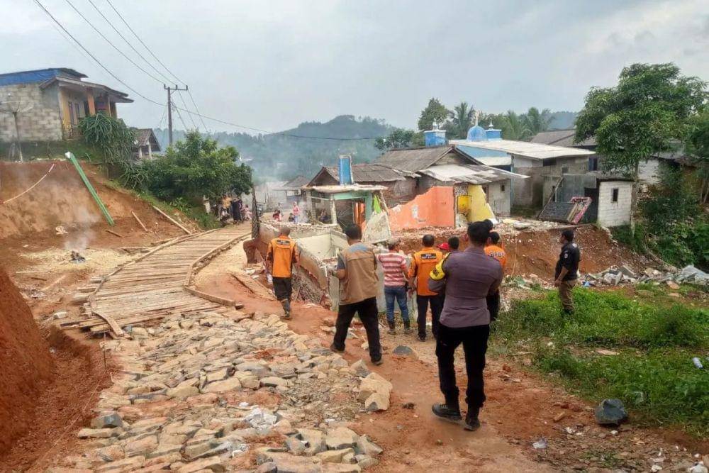 Ilustrasi bencana pergerakan tanah di Desa Cidikit Kecamatan Bayah akibat diterjang cuaca ekstrem