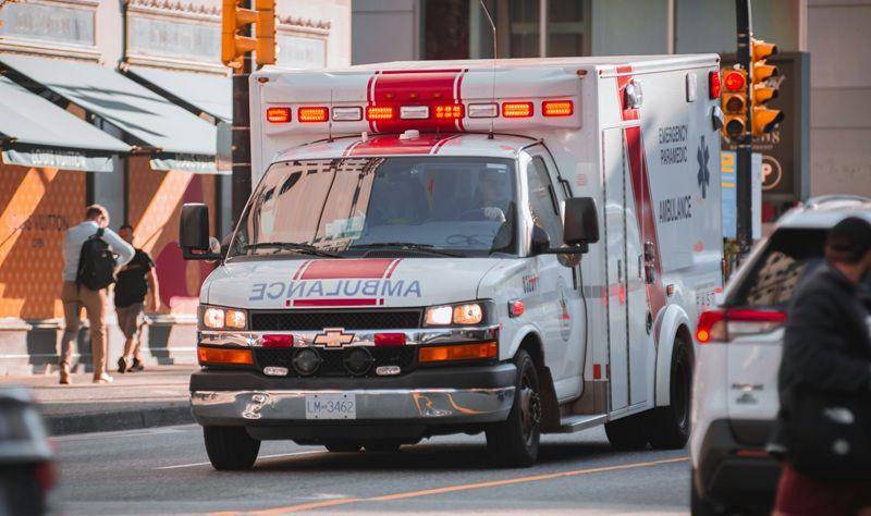 ilustrasi mobil ambulans dengan tulisan terbalik (unsplash.com/Albert Stoynov)