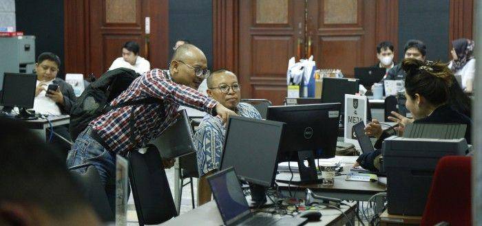 Tim kuasa hukum Paslon Bupati dan Wakil Bupati Puncak Peniel Waker dan Saulinus Murib saat mendaftarkan permohonan PHP Kada Kabupaten Puncak Provinsi Papua Tengah, Senin (16/12/2024) malam (dok. Humas MK)