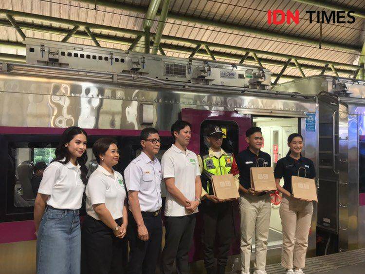 Momen pembagian donasi baju Uniqlo kepada para frontliner KAI melalui kampanye "The Heart of LifeWear". 16 Desember 2024. (IDN Times/Hani Safanja)