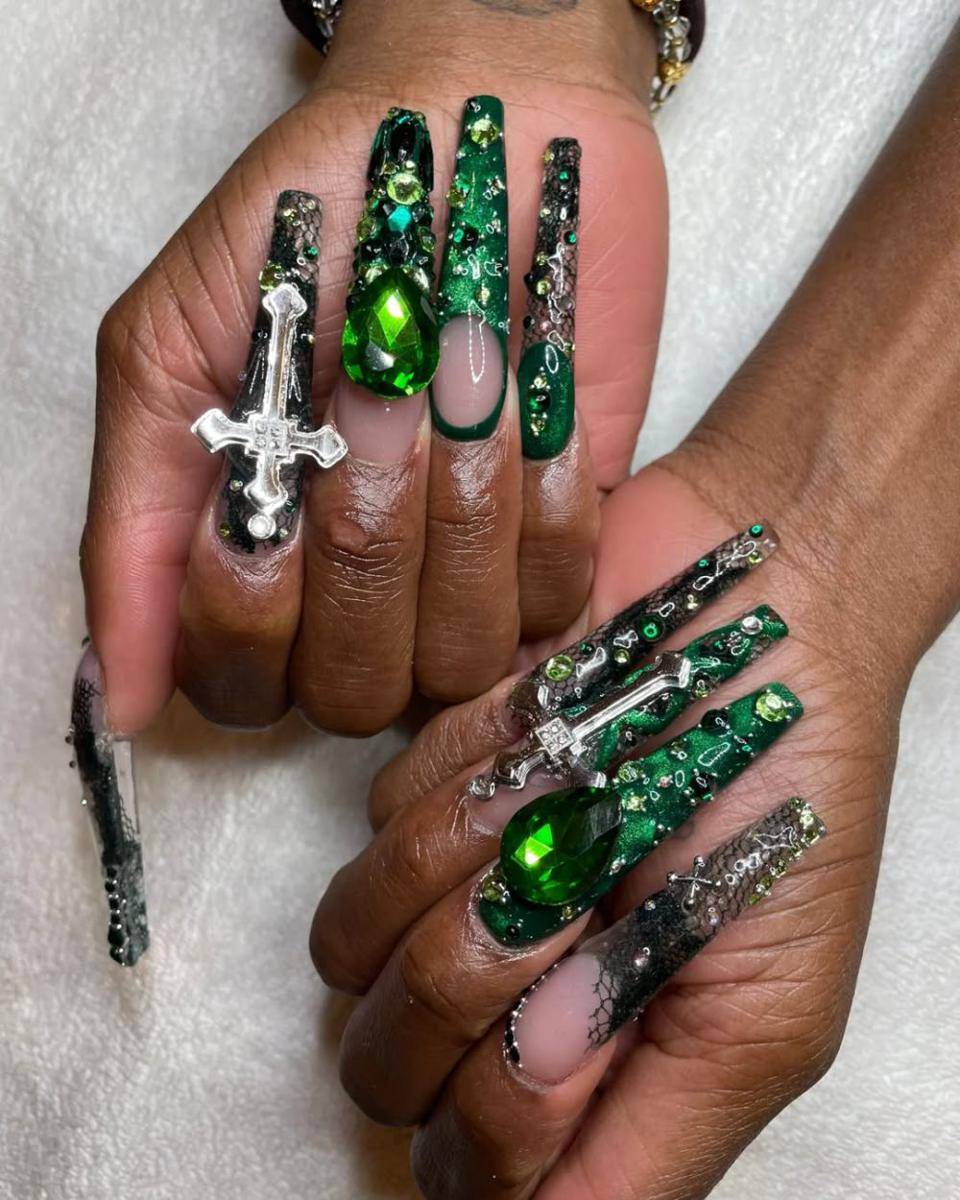 ilustrasi nail art tema 'Wicked' (instagram.com/cynthiaerivo)