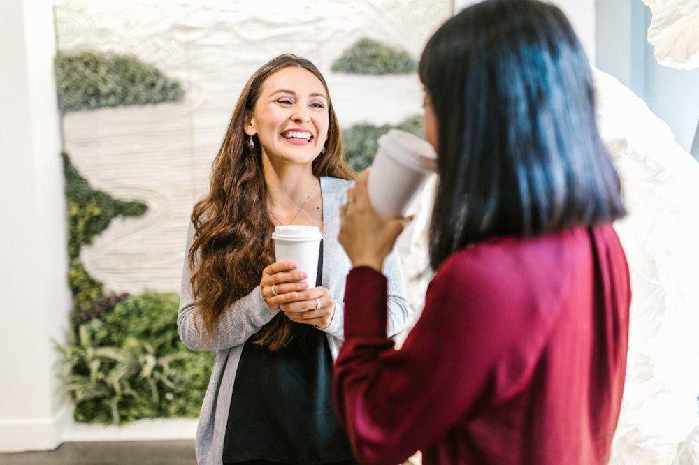ilustrasi ngobrol dengan teman (pexels.com/RDNE Stock project)