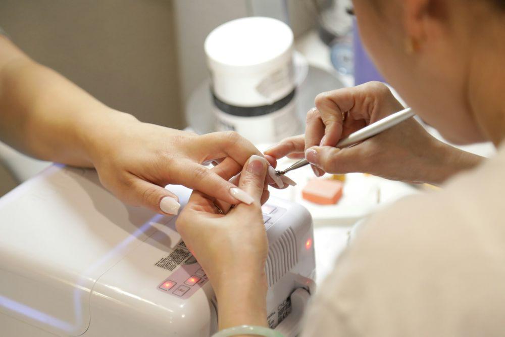 Mengenal Russian Manicure, Apakah Aman untuk Kuku?