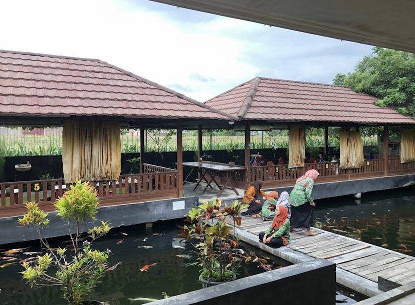 Warung Lesehan Padang Bulan (google.com/maps/Warung Lesehan Padang Bulan)