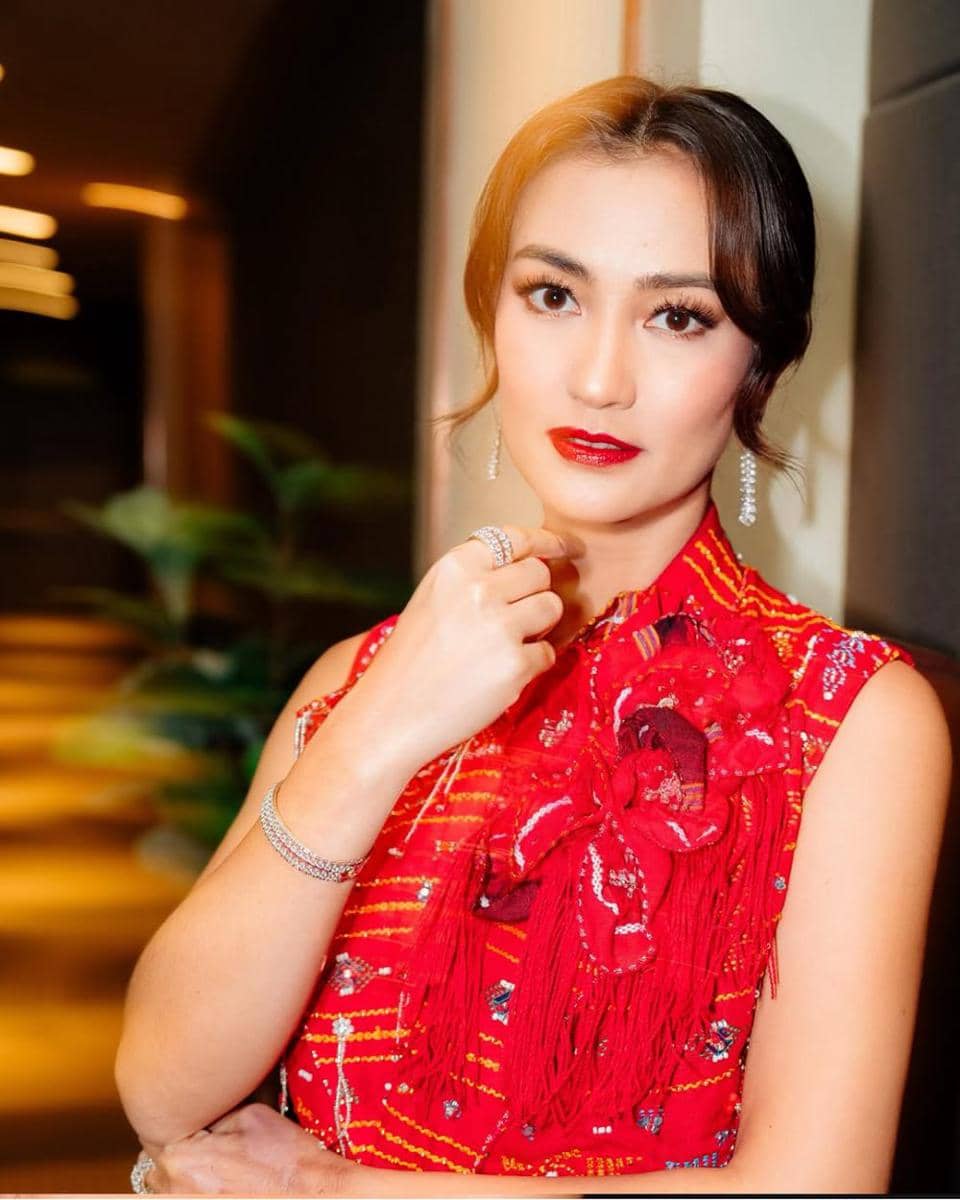 ide gaya rambut ala Atiqah Hasiholan