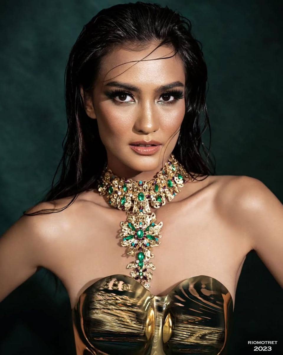 ide gaya rambut ala Atiqah Hasiholan