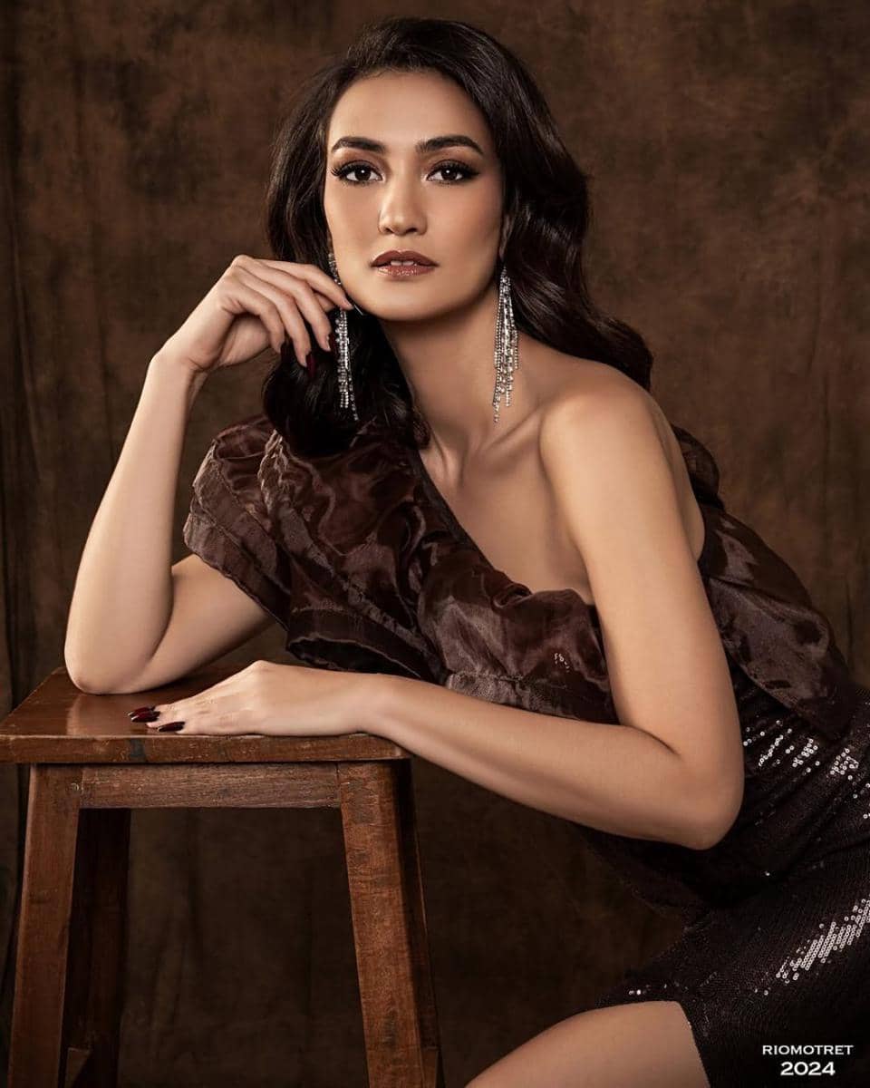 ide gaya rambut ala Atiqah Hasiholan