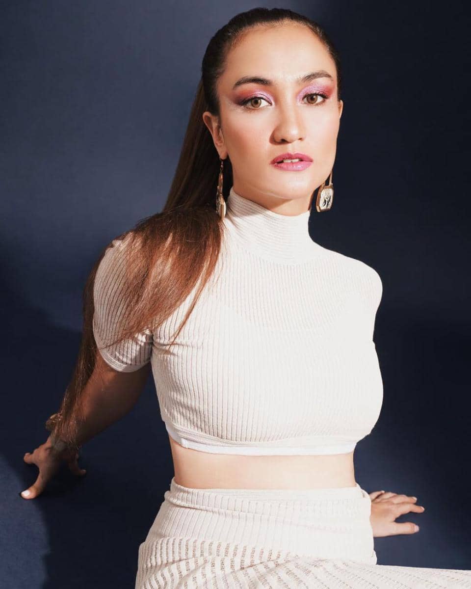 ide gaya rambut ala Atiqah Hasiholan