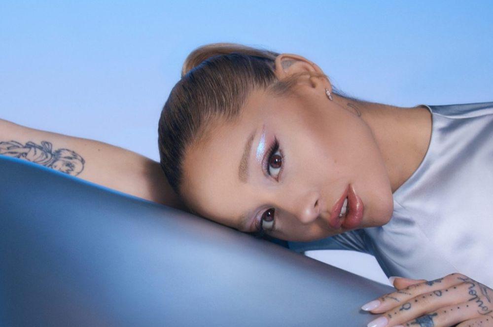 5 Makeup Natal ala Ariana Grande, Flawless dan Classy