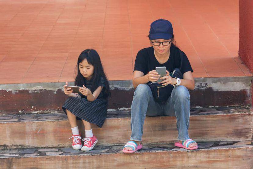 dampak kalau ortu main hp kalau lagi ngasuh anak