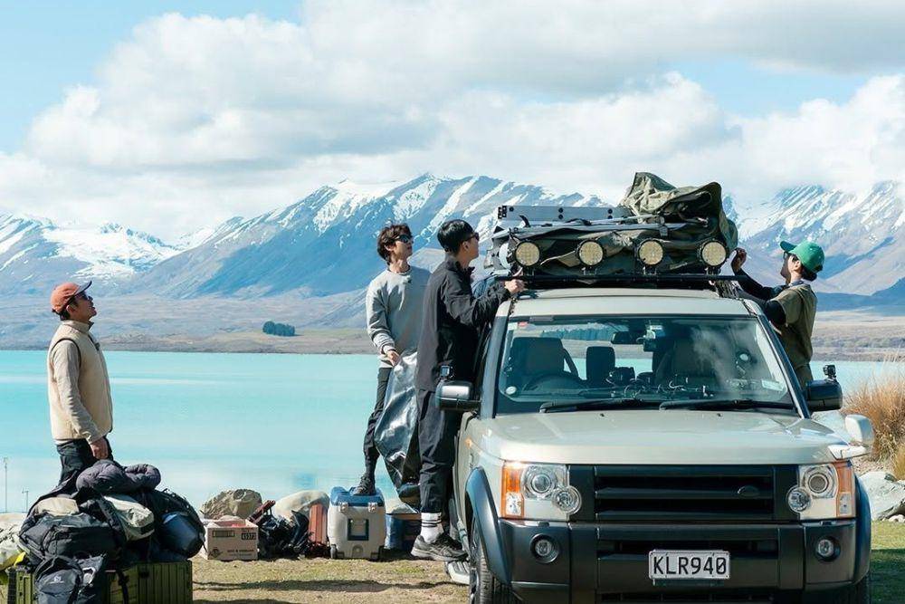 cuplikan reality show Bros on Foot (instagram.com/tving.official)